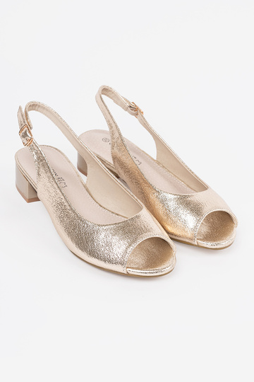 Goldene Sandalen mit niedrigem Absatz