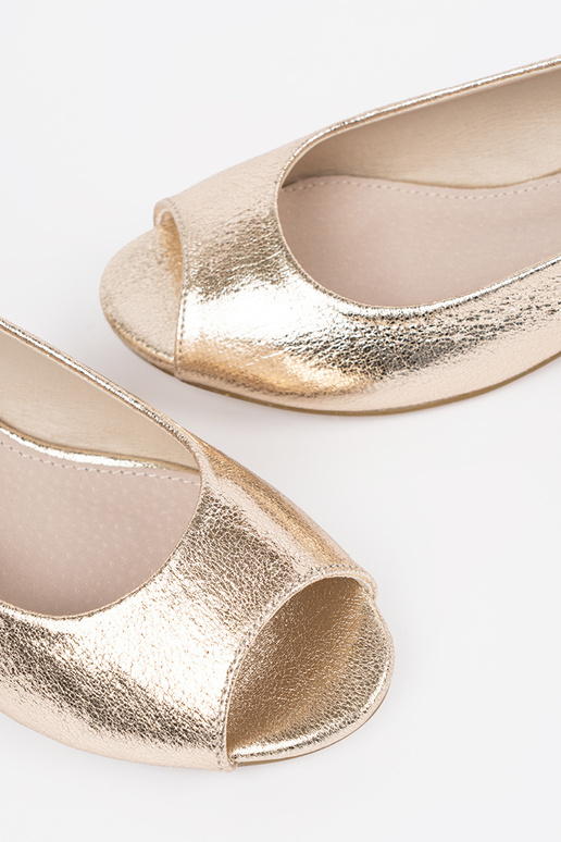 Goldene Sandalen mit niedrigem Absatz Goldene Sandalen mit niedrigem Absatz