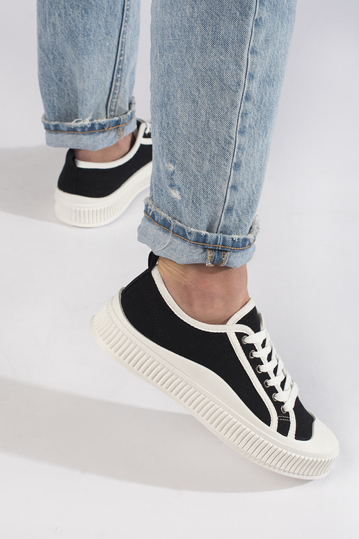 Schwarze Damen-Sneaker im klassischen... Schwarze Damen-Sneaker im klassischen...