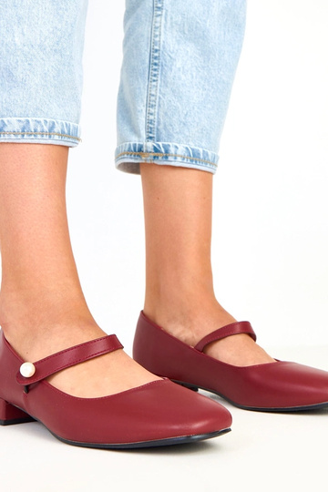Alya bordeauxfarbene High Heels auf Absatz mit dekorativem Riemchen