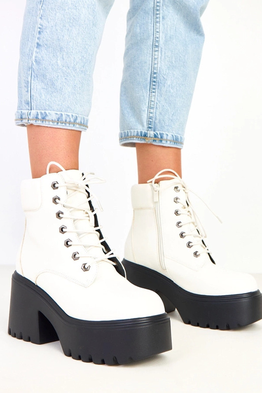 Janja weiße Stiefeletten auf massivem... Janja weiße Stiefeletten auf massivem...