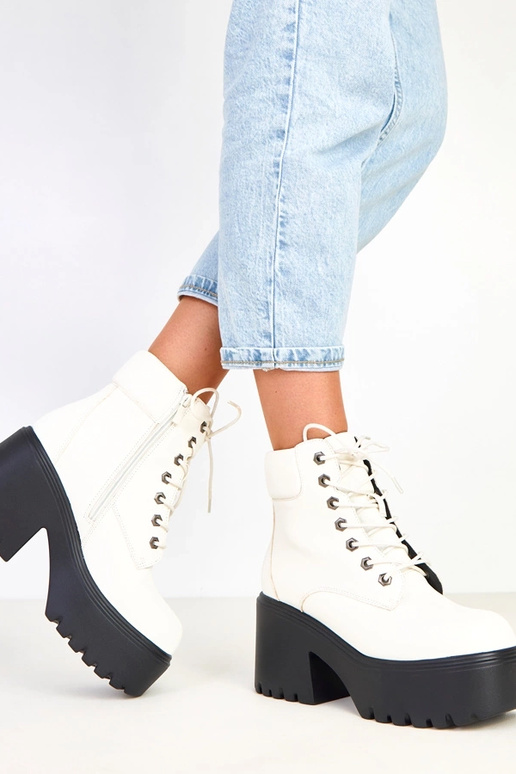 Janja weiße Stiefeletten auf massivem... Janja weiße Stiefeletten auf massivem...