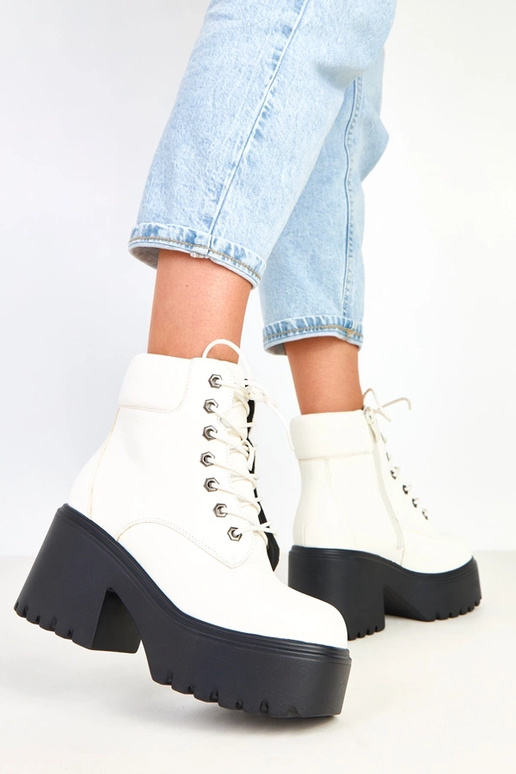 Janja weiße Stiefeletten auf massivem... Janja weiße Stiefeletten auf massivem...