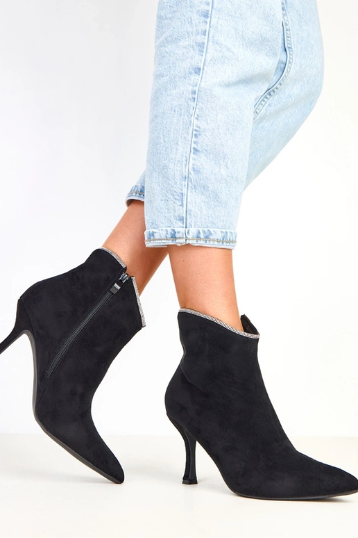 Schwarze Damen-Stiefeletten mit... Schwarze Damen-Stiefeletten mit...