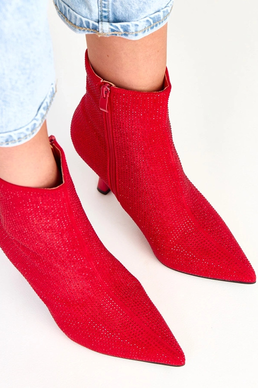 Rote Stiefeletten mit Absatz und... Rote Stiefeletten mit Absatz und...