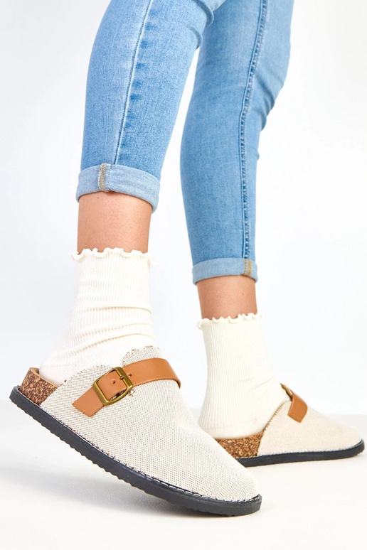 Braune Clogs auf Kork-Plateau mit... Braune Clogs auf Kork-Plateau mit...