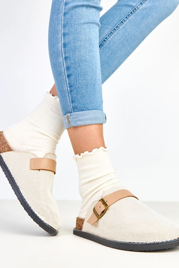 Beige Clogs auf... 2