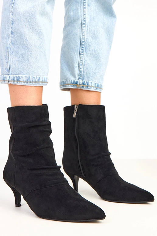 Schwarze Stiefeletten mit Falten Karen Schwarze Stiefeletten mit Falten Karen