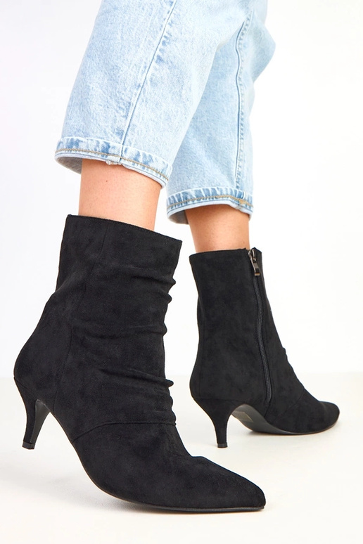 Schwarze Stiefeletten mit Falten Karen Schwarze Stiefeletten mit Falten Karen