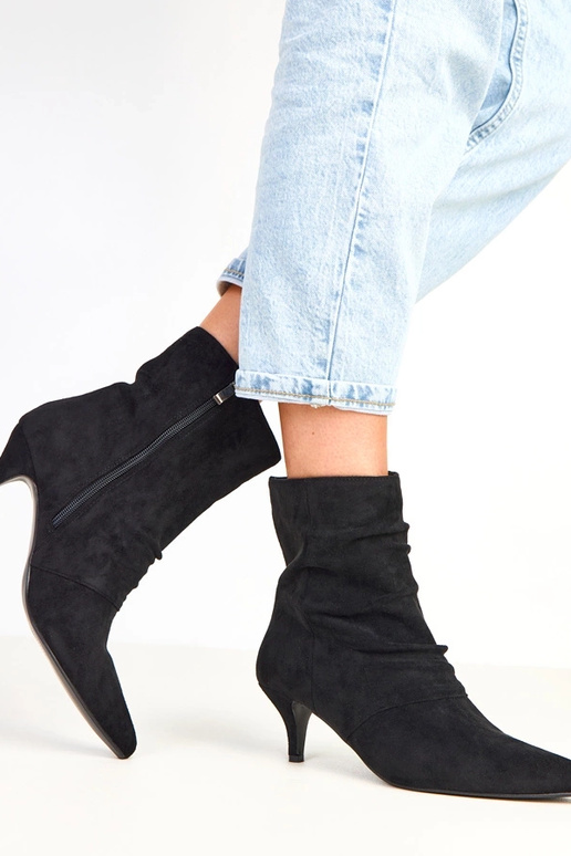 Schwarze Stiefeletten mit Falten Karen Schwarze Stiefeletten mit Falten Karen