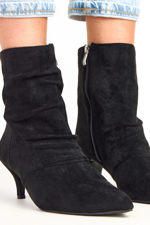 Schwarze Stiefeletten mit Falten Karen Schwarze Stiefeletten mit Falten Karen