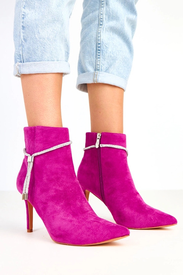 Violette Stiefeletten auf Absatz mit dekorativer Kette Ivey 2