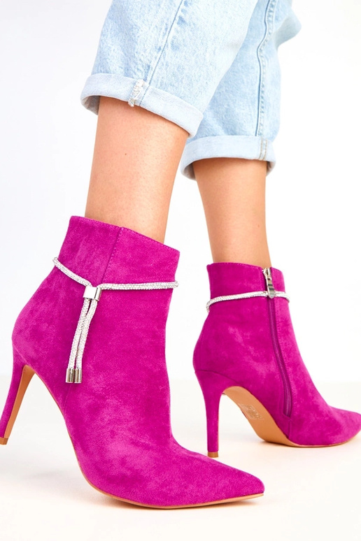 Violette Stiefeletten auf Absatz mit... Violette Stiefeletten auf Absatz mit...