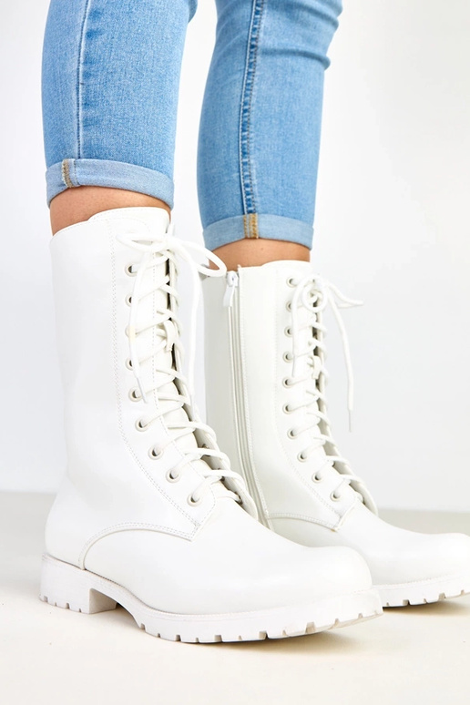 Weiße Stiefeletten auf niedrigem... Weiße Stiefeletten auf niedrigem...