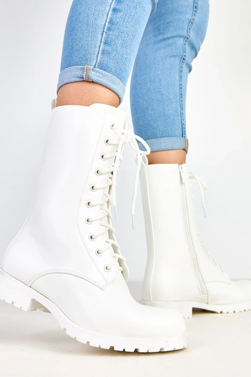 Weiße Stiefeletten auf niedrigem... Weiße Stiefeletten auf niedrigem...