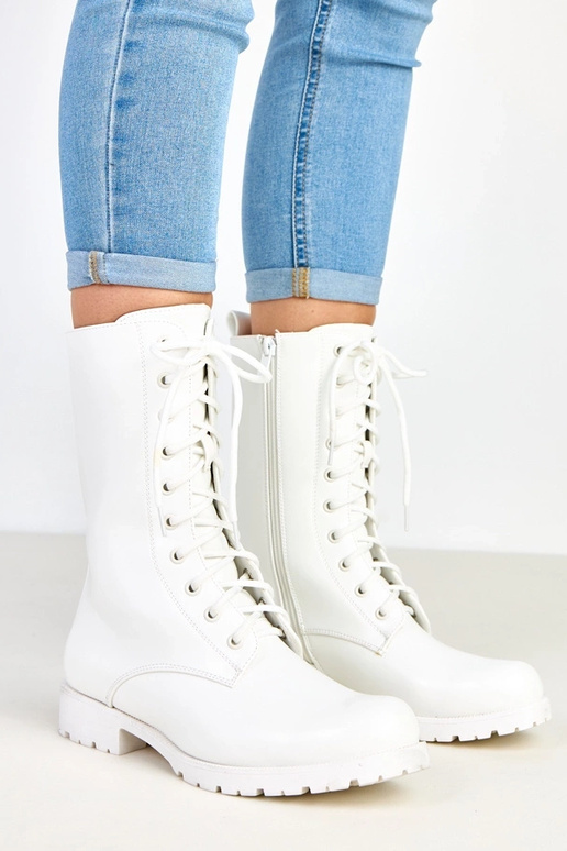 Weiße Stiefeletten auf niedrigem... Weiße Stiefeletten auf niedrigem...