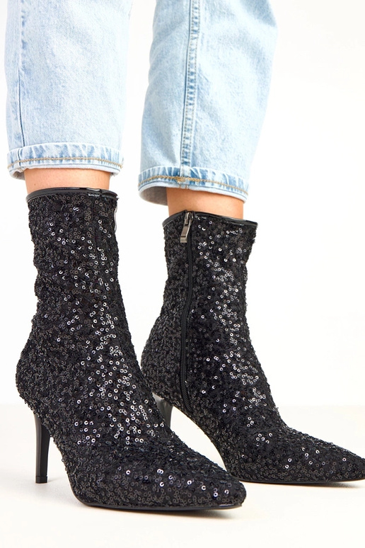 Schwarze Stiefeletten mit... Schwarze Stiefeletten mit...