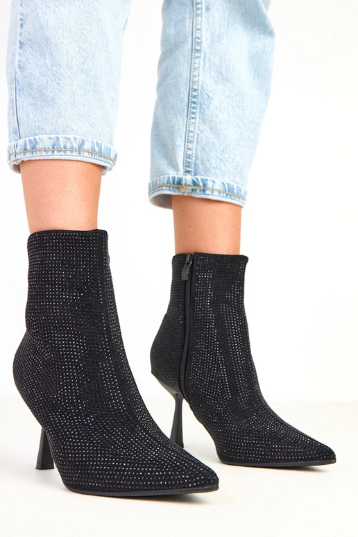 Schwarze Stiefeletten auf Absatz mit... Schwarze Stiefeletten auf Absatz mit...