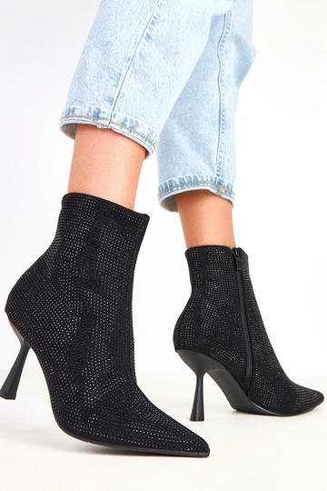 Schwarze Stiefeletten auf... 2