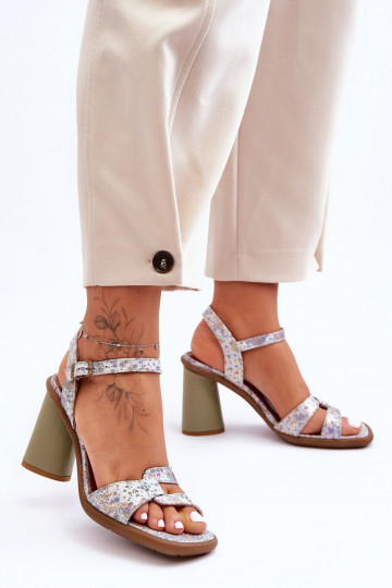 Damensandalen mit Absatz Es mussciejka 06029-24 INeiß-grüne Farbe