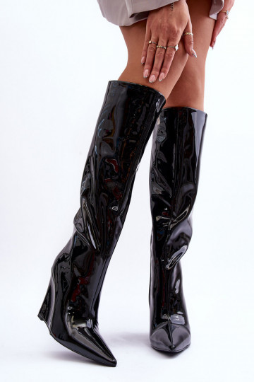 mit Lackeffekt Stiefel Auf einem Keil schZuarze Farbe Delinn
