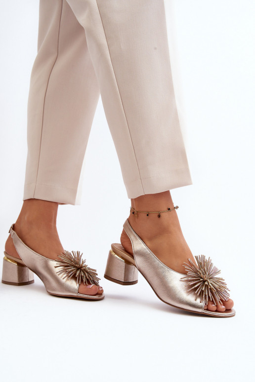 Damensandalen mit Ornamenten Laura Messi 2719 goldene Farbe Damensandalen mit Ornamenten Laura Messi 2719 goldene Farbe