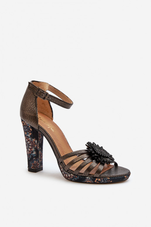 Damen-Sandalen mit hohen Absätzen mit Ornamenten Es mussciejka 06620-20 graue Farbe Damen-Sandalen mit hohen Absätzen mit Ornamenten Es mussciejka 06620-20 graue Farbe