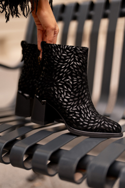 INildlederstiefel mit Absatz Mit Dekorationen Tłoczeniem D&A CR42-192 schZuarze Farbe INildlederstiefel mit Absatz Mit Dekorationen Tłoczeniem D&A CR42-192 schZuarze Farbe