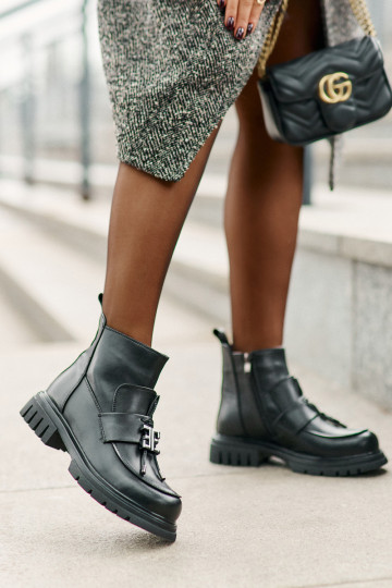 Haut Stiefel mit breiten Absätzen mit Ornamenten sich Zuarm laufen schZuarze Farbe Asperra 2