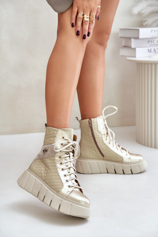 Haut Stiefel mit einer Plattform Es mussciejka 06751-25 goldene Farbe