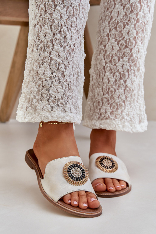 Lederhausschuhe mit Ornamenten mit breiten Absätzen LeZuski 3047/O goldene Farbe Przecierany Lederhausschuhe mit Ornamenten mit breiten Absätzen LeZuski 3047/O goldene Farbe Przecierany