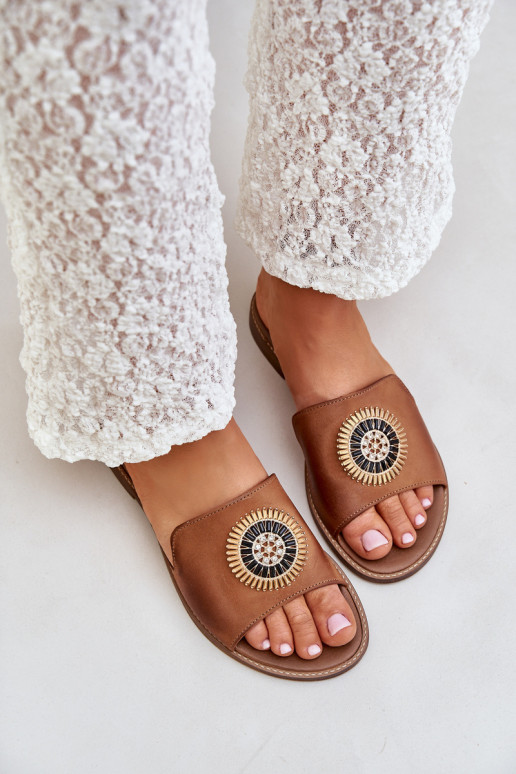 Lederhausschuhe mit Ornamenten mit breiten Absätzen LeZuski 3047/O braune Farbe Lederhausschuhe mit Ornamenten mit breiten Absätzen LeZuski 3047/O braune Farbe