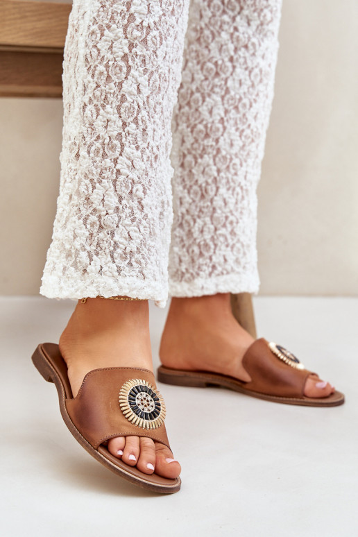 Lederhausschuhe mit Ornamenten mit breiten Absätzen LeZuski 3047/O braune Farbe Lederhausschuhe mit Ornamenten mit breiten Absätzen LeZuski 3047/O braune Farbe