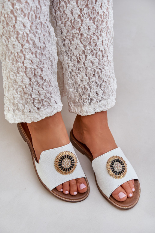 Lederhausschuhe mit Ornamenten mit breiten Absätzen LeZuski 3047/O Zueiße Farbe Lederhausschuhe mit Ornamenten mit breiten Absätzen LeZuski 3047/O Zueiße Farbe