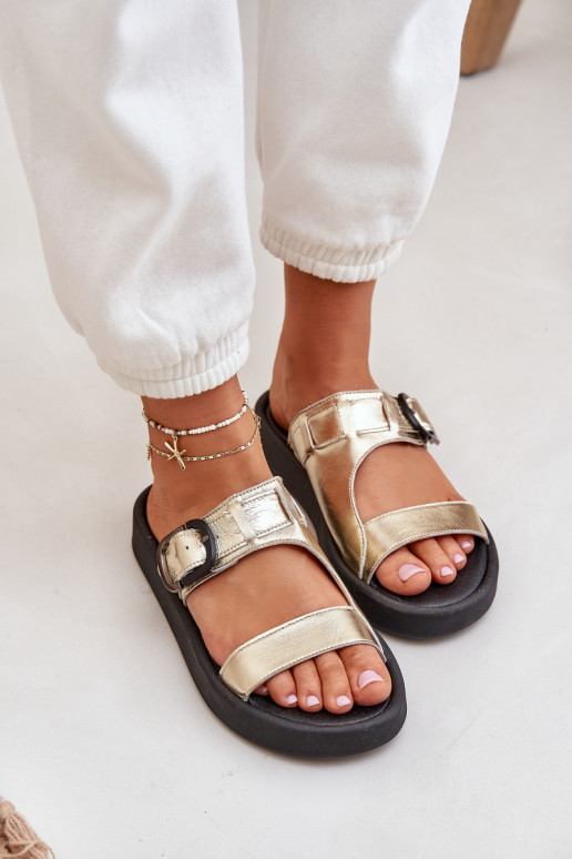 Lederhausschuhe Feminin mit einer Plattform Zazoo 3024 goldene Farbe Lederhausschuhe Feminin mit einer Plattform Zazoo 3024 goldene Farbe