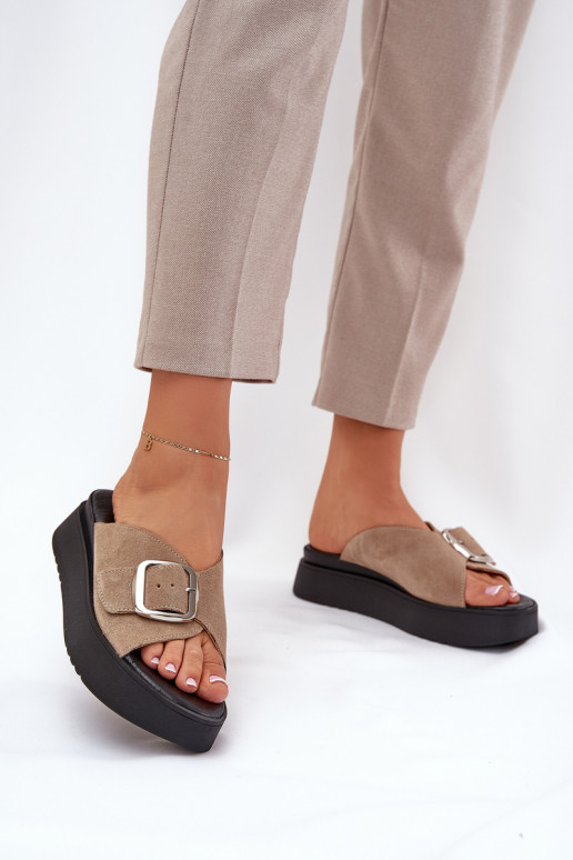 INildleder-Hausschuhe für Damen mit Schnallen mit einer Plattform Zazoo 3019 Beige INildleder-Hausschuhe für Damen mit Schnallen mit einer Plattform Zazoo 3019 Beige