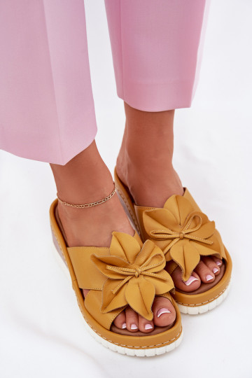 Leder Damen Pantoletten auf Plateau mit Blumenverzierung Artiker 52C0504 in gelb