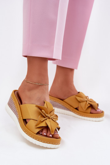 Leder Damen Pantoletten auf Plateau mit Blumenverzierung Artiker 52C0504 in gelb 2