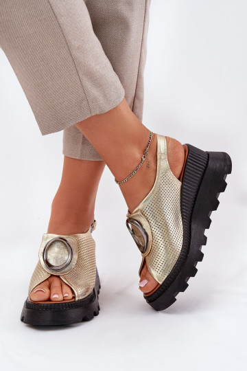 Damensandalen Feminin Auf einem Keil mit Ornamenten Artiker 56C0109 goldene Farbe 2