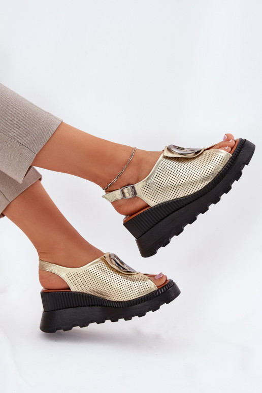 Damensandalen Feminin Auf einem Keil mit Ornamenten Artiker 56C0109 goldene Farbe Damensandalen Feminin Auf einem Keil mit Ornamenten Artiker 56C0109 goldene Farbe