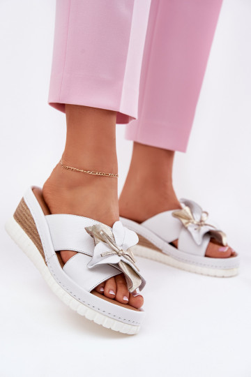 Lederhausschuhe Feminin Auf einem Keil Mit Dekorationen Eine Blume Artiker 52C0537 Zueiße Farbe