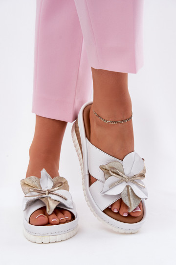 Lederhausschuhe Feminin Auf einem Keil Mit Dekorationen Eine Blume Artiker 52C0537 Zueiße Farbe 2