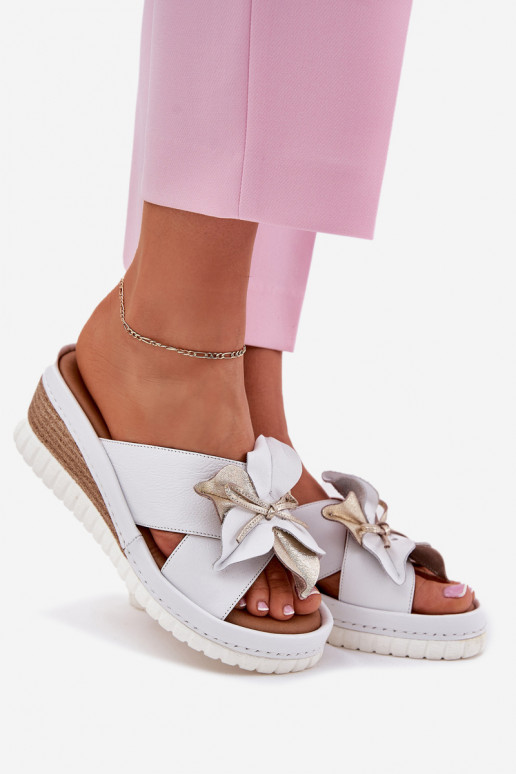 Lederhausschuhe Feminin Auf einem Keil Mit Dekorationen Eine Blume Artiker 52C0537 Zueiße Farbe