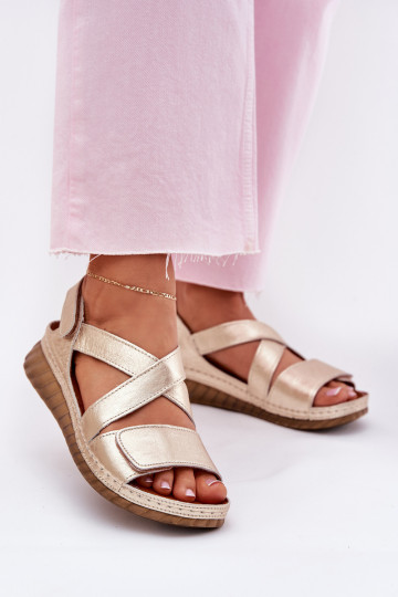 Damensandalen Feminin mit Klebeverschlüssen Es mussciejka L6848-25 goldene Farbe 2
