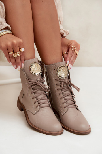 Zazoo 3084 sandfarbene Leder-Stiefeletten für Damen mit breiten Absätzen und goldfarbenen Details