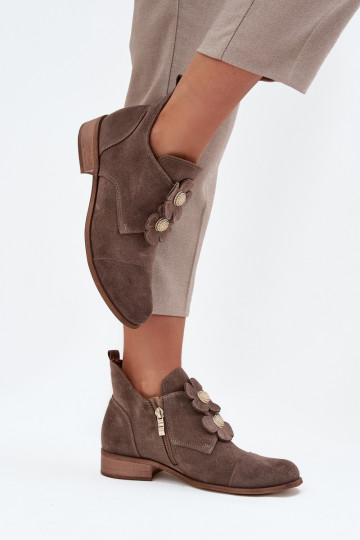 Zazoo 3080 sandfarbene Wildlederschuhe für Damen mit dekorativen Blumenmotiven