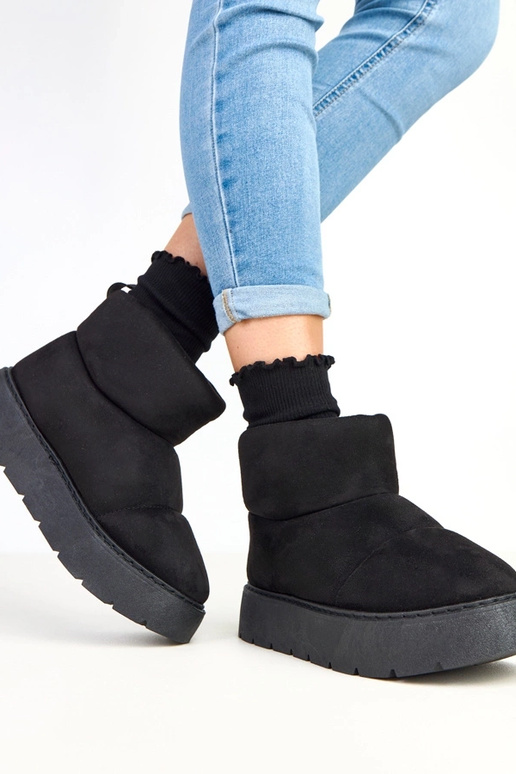 Schwarze gefütterte Schneestiefel auf... Schwarze gefütterte Schneestiefel auf...