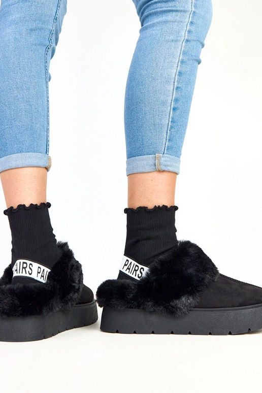 Schwarze kurze, von Pelz beheizte...