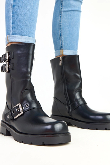 Schwarze Stiefeletten auf...