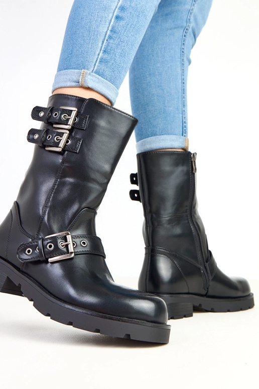 Schwarze Stiefeletten auf... Schwarze Stiefeletten auf...